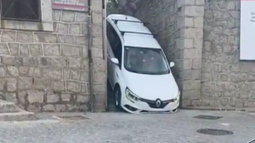 Il "vizietto della scalinata" arriva in Spagna, ma l'auto rimane incastrata