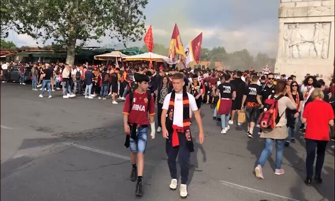 Roma, l'Olimpico preso d'assalto: le immagini