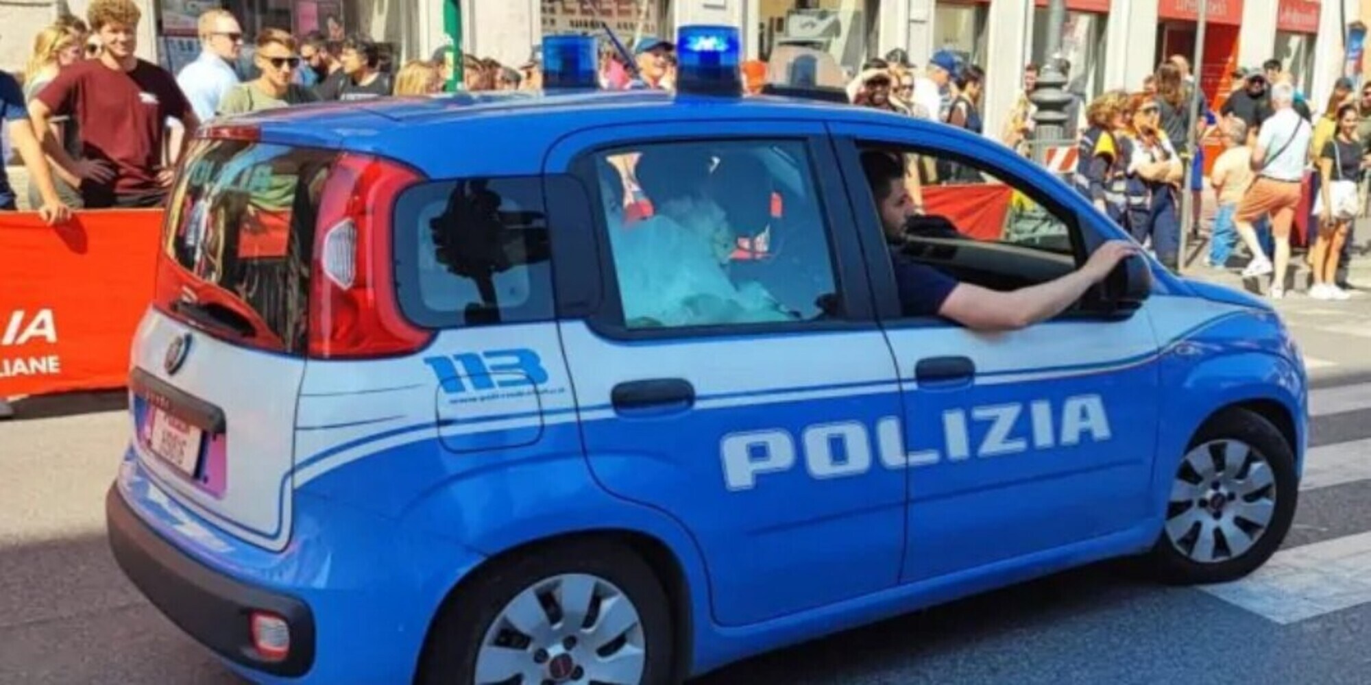 Matrimonio a rischio: sposa accompagnata dalla Panda della Polizia!