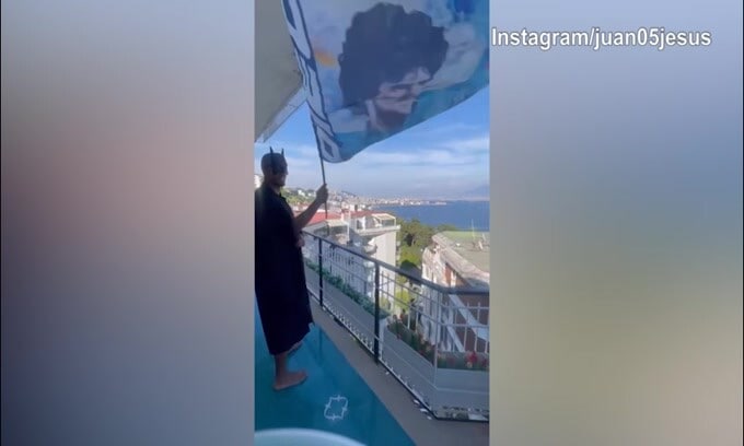 Scudetto, Juan Jesus vestito da Batman festeggia sul balcone