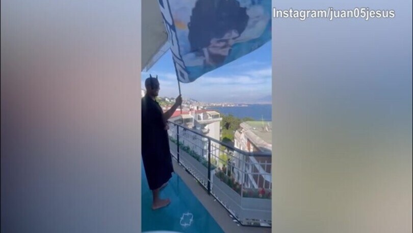 Scudetto, Juan Jesus vestito da Batman festeggia sul balcone