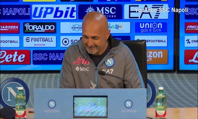 Spalletti show, la conferenza si apre con "Sarò con te" sul cellulare