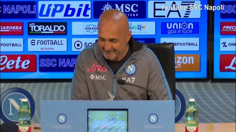 Spalletti show, la conferenza si apre con "Sarò con te" sul cellulare