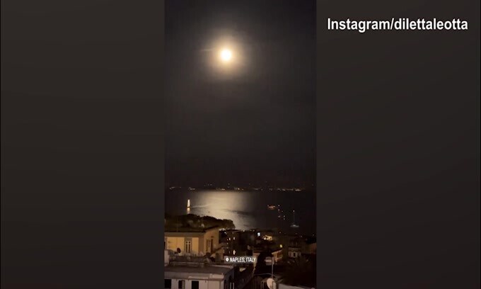 Luna piena e mare, la buonanotte di Diletta Leotta da Napoli