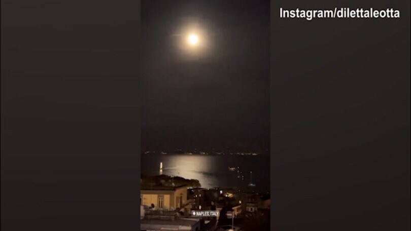 Luna piena e mare, la buonanotte di Diletta Leotta da Napoli