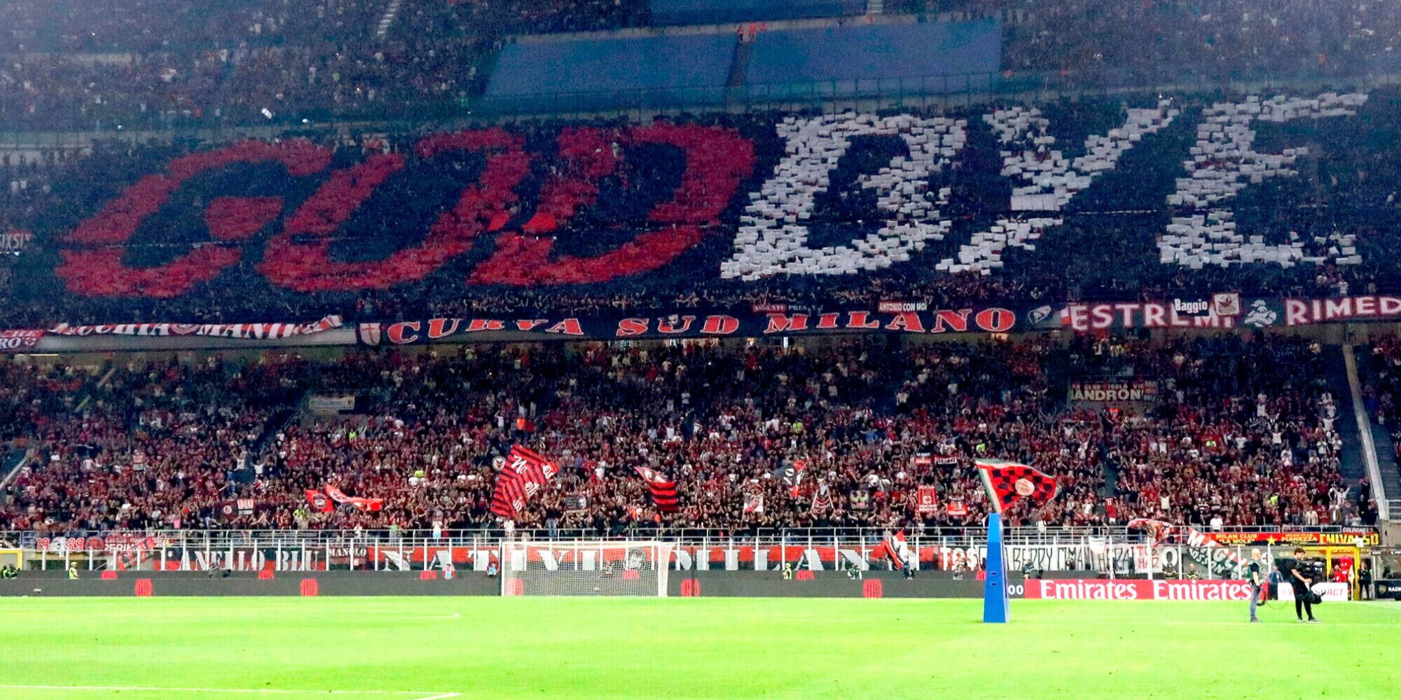 Ibrahimovic commosso, addio al Milan: coreografia di San Siro da brividi