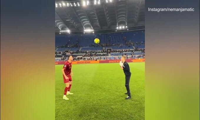 Roma, Matic ricorda l'ultima partita: ecco i palleggi col figlio