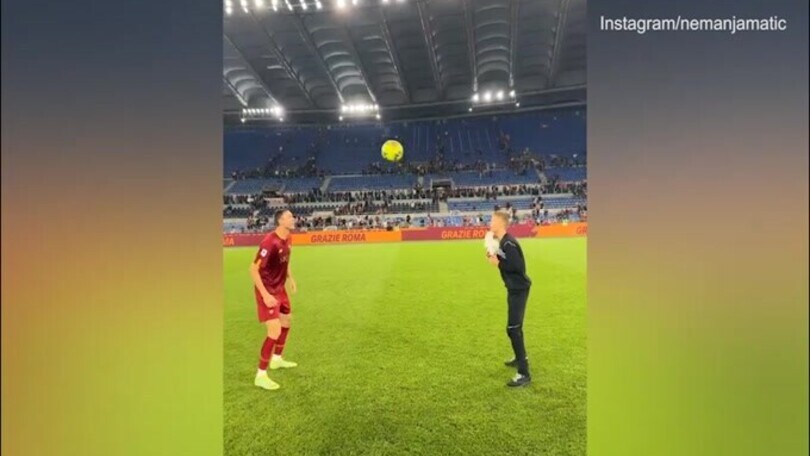 Roma, Matic ricorda l'ultima partita: ecco i palleggi col figlio