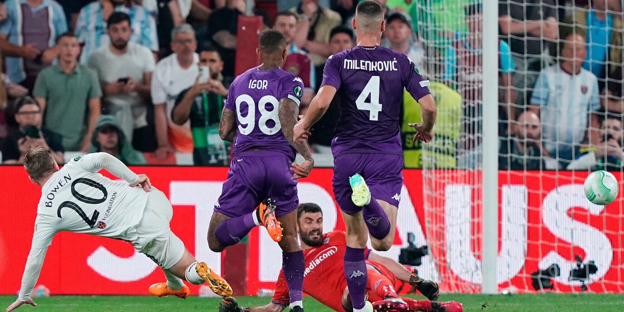 Fiorentina ko, trionfo West Ham in Conference: Italiano beffato al 90’