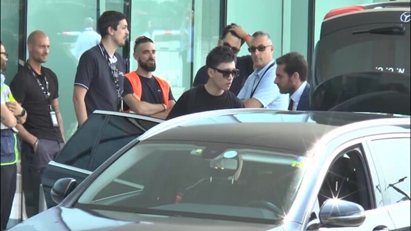 L'Inter parte per Istanbul: i tifosi accolgono Zhang e Marotta