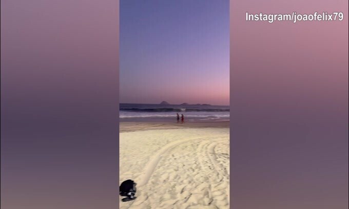 Joao Felix, giocate da campione sulla spiaggia di Rio de Janiero