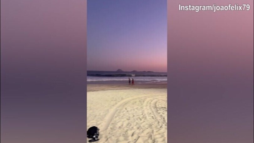 Joao Felix, giocate da campione sulla spiaggia di Rio de Janiero