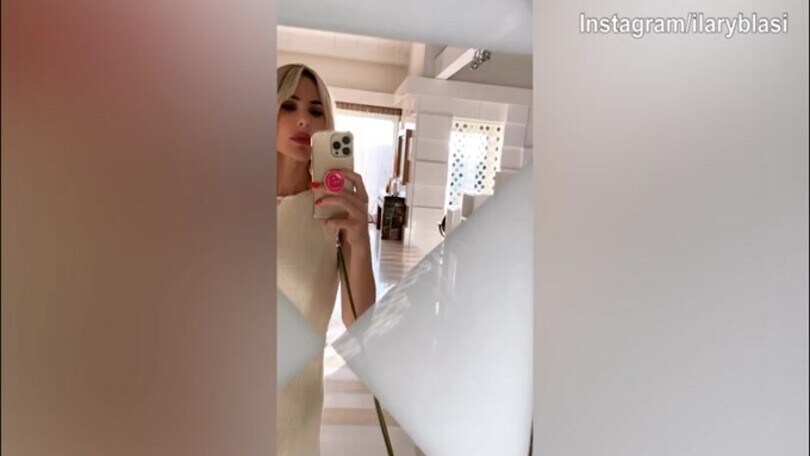 Ilary Blasi, look totalmente bianco e vestito lungo