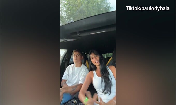 Dybala e Oriana, eccoli scatenati in auto