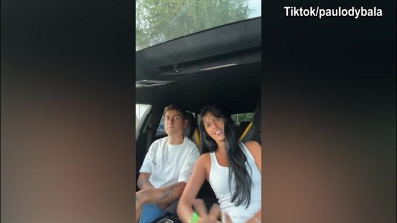 Dybala e Oriana, eccoli scatenati in auto