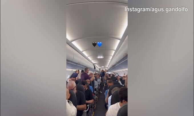 Entusiasmo Inter, lady Martinez e i cori dei tifosi sull'aereo