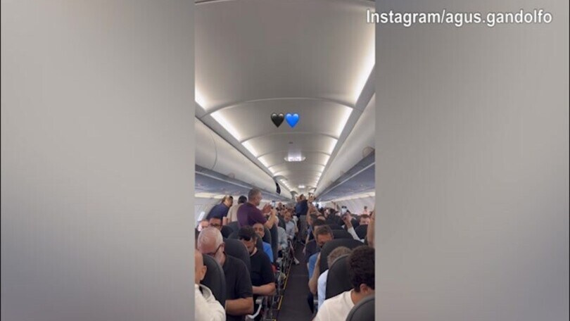 Entusiasmo Inter, lady Martinez e i cori dei tifosi sull'aereo