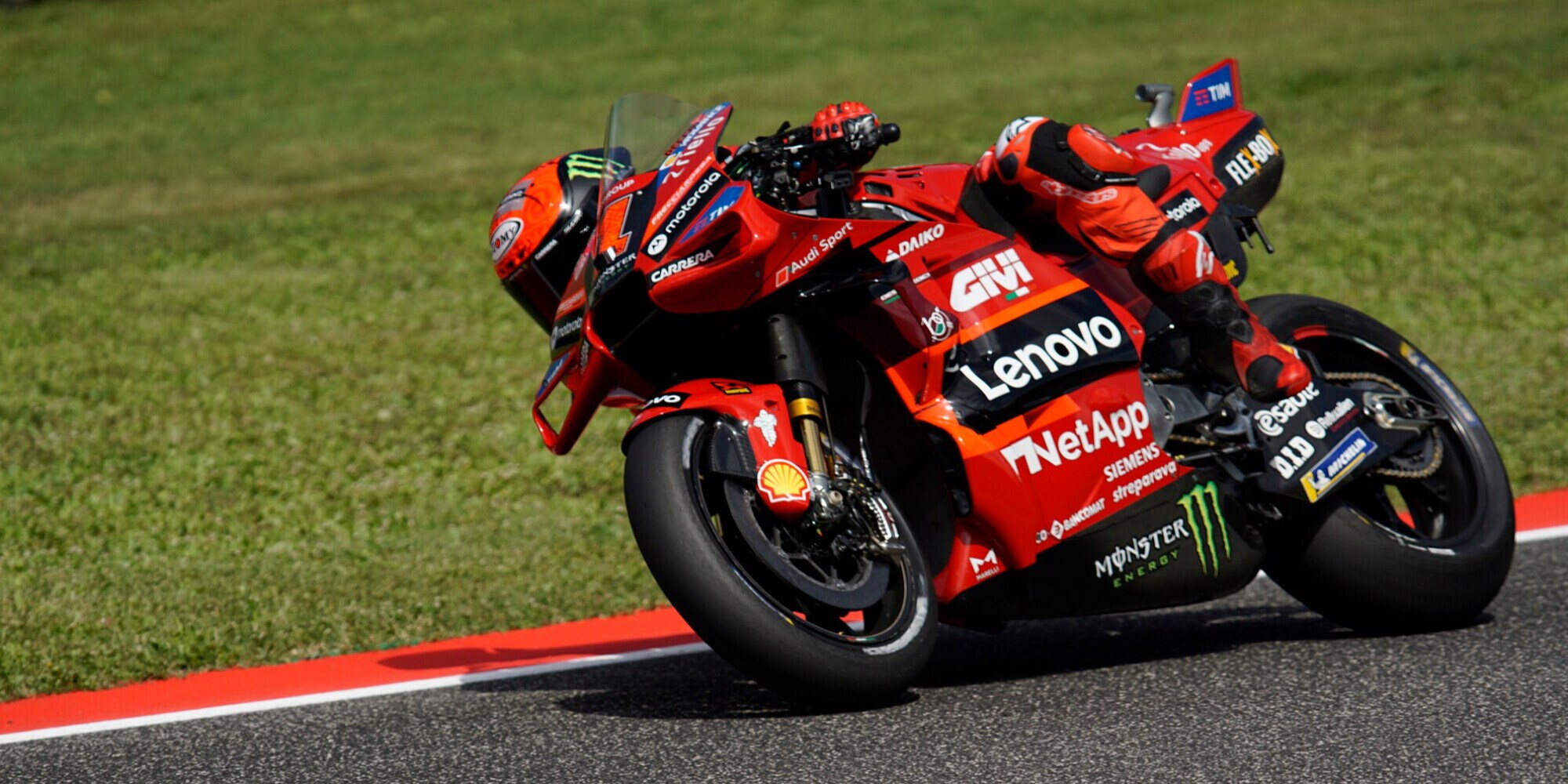 Mugello MotoGP, pole Bagnaia! Battuti i fratelli Marquez