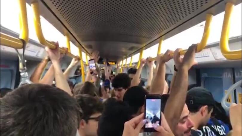 Inter, tifosi nerazzurri carichi sulla metro: "Eh per la gente che..."