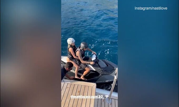 Lascia la Nazionale e va in vacanza: Zaccagni al mare con la sua Chiara