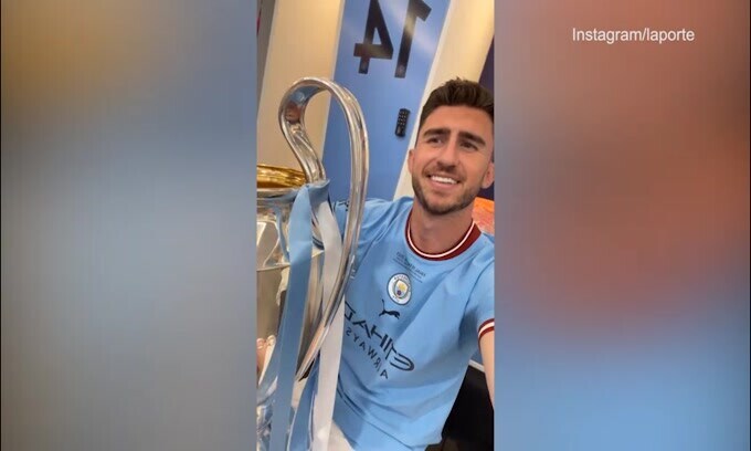 City, Laporte sorride con la Champions in mano: il video negli spogliatoi