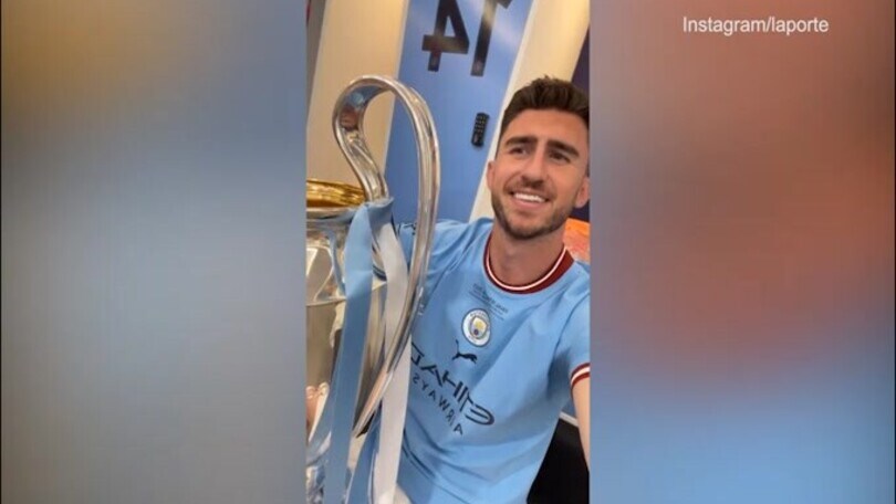 City, Laporte sorride con la Champions in mano: il video negli spogliatoi