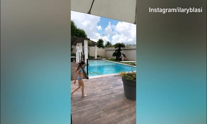 Ilary Blasi, pranzo e piscina con amici