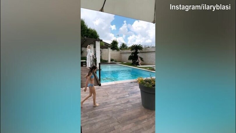 Ilary Blasi, pranzo e piscina con amici