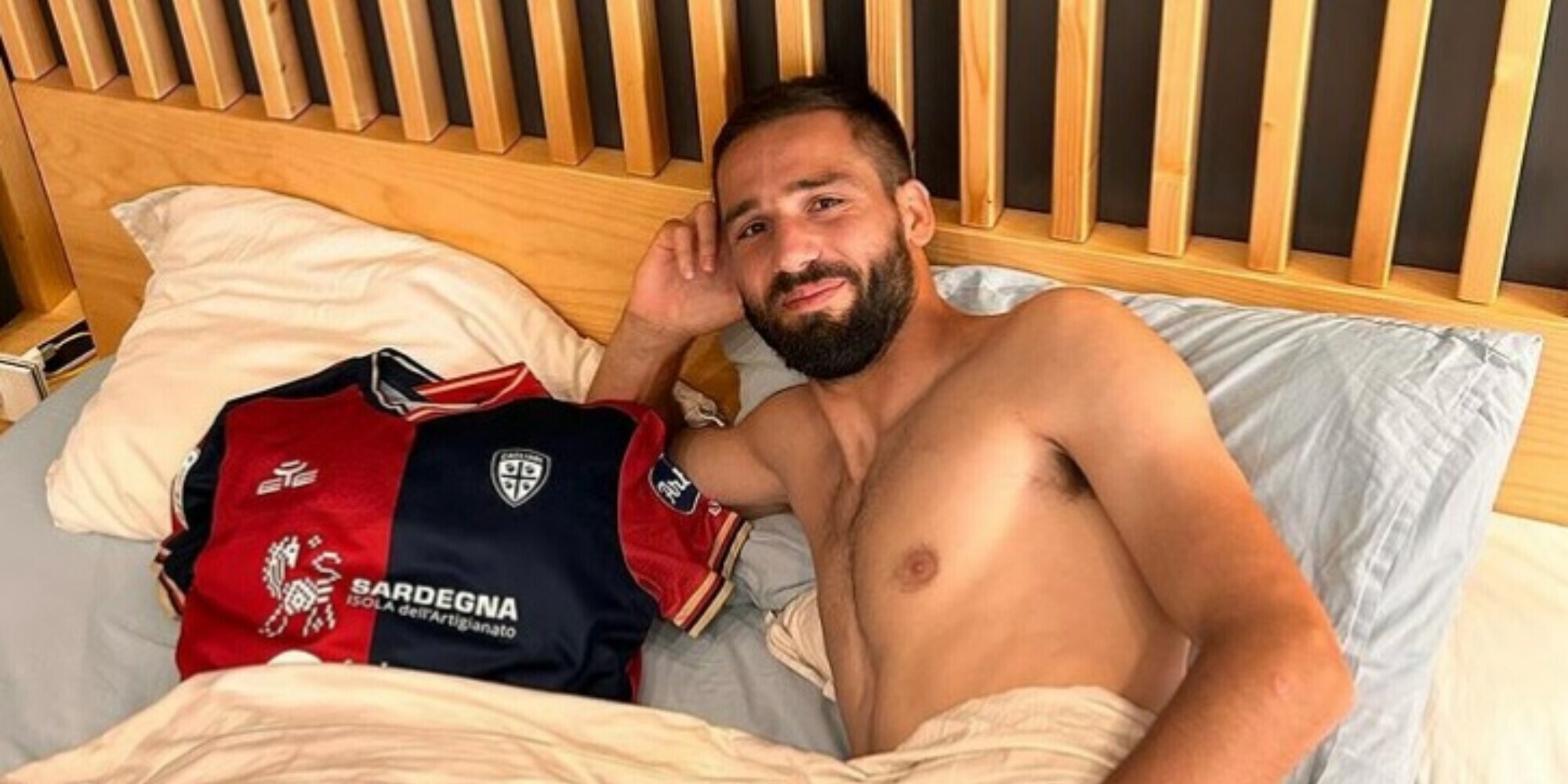 Pavoletti scatenato dopo l'impresa col Cagliari: post "hot" e MVP