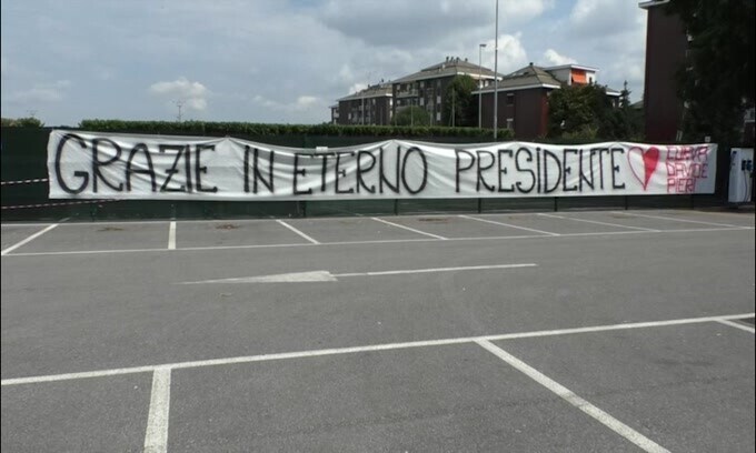 Monza, l'omaggio dei tifosi a Berlusconi: "Grazie in eterno Presidente"