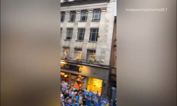 City, festa Champions per le vie di Manchester: Mahrez gongola