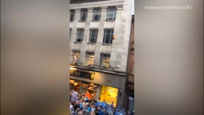 City, festa Champions per le vie di Manchester: Mahrez gongola