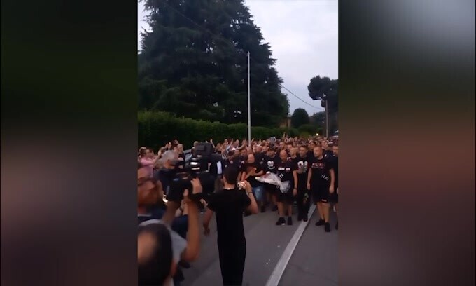 Scomparsa Berlusconi, i tifosi del Milan sfilano in corteo ad Arcore
