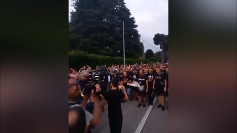 Scomparsa Berlusconi, i tifosi del Milan sfilano in corteo ad Arcore