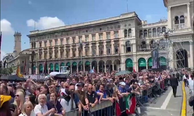 Funerali Berlusconi, l'applauso di Piazza Duomo