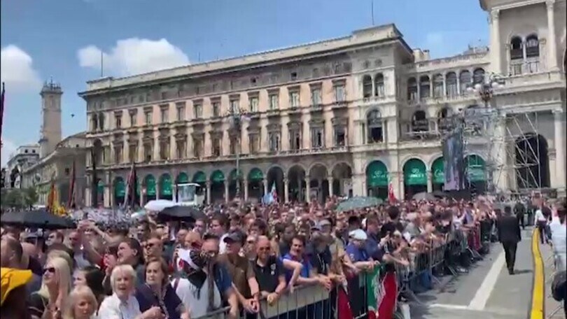 Funerali Berlusconi, l'applauso di Piazza Duomo