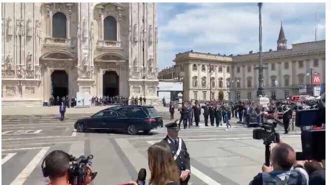 Così piazza Duomo accoglie Berlusconi: un presidente...
