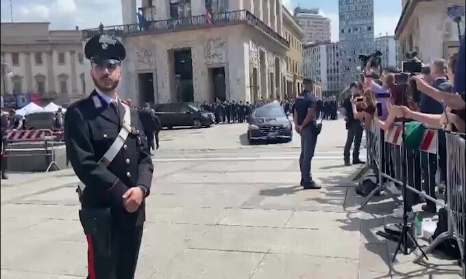 L'arrivo del feretro in Piazza Duomo