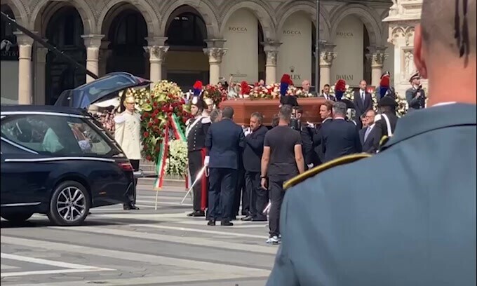 Berlusconi, l'uscita del feretro e il ringraziamento di Piersilvio
