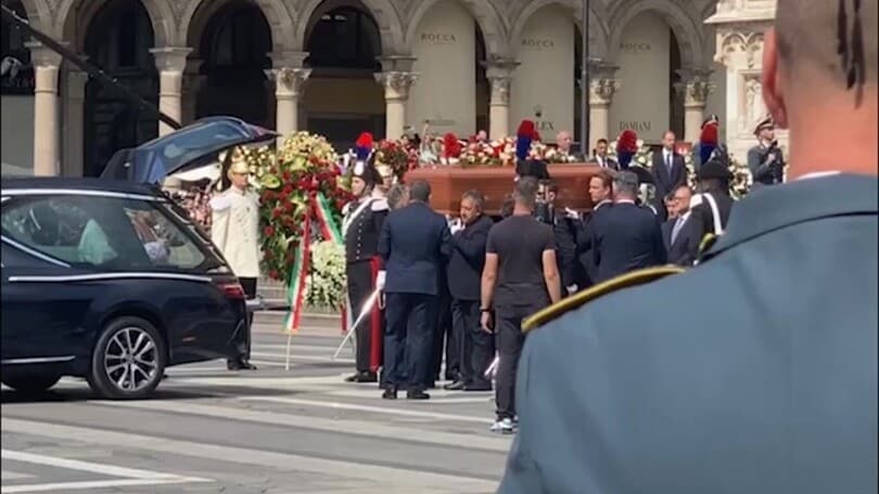 Berlusconi, l'uscita del feretro e il ringraziamento di Piersilvio