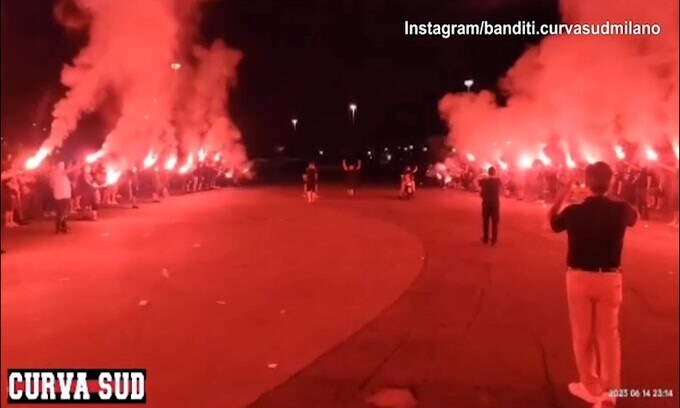 Berlusconi, il saluto della Curva Sud rossonero