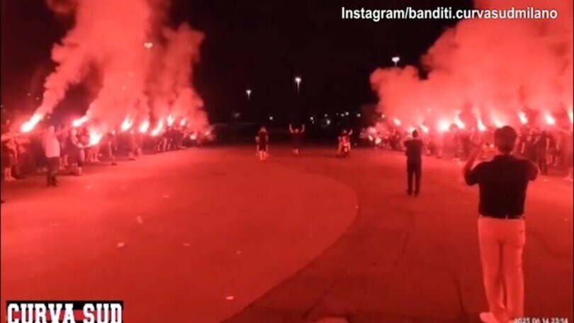 Berlusconi, il saluto della Curva Sud rossonero