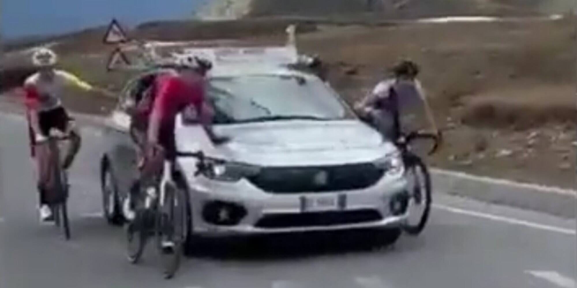 Giro Next Gen 2023, che furbata dei ciclisti! Si fanno trainare dalle auto