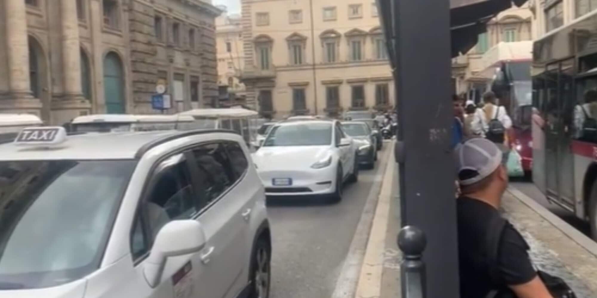Una Tesla rimane imbottigliata nel traffico di Roma: dentro c'è Elon Musk!