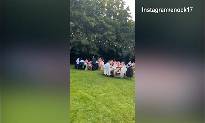 Le immagini di festa del matrimonio di Enock