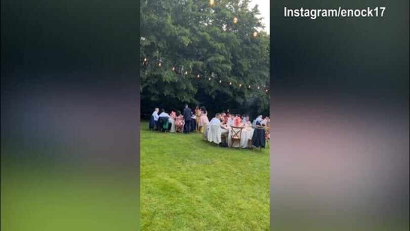 Le immagini di festa del matrimonio di Enock