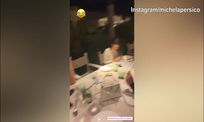 Michela Persico, grandi risate a cena con le amiche