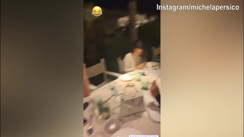 Michela Persico, grandi risate a cena con le amiche