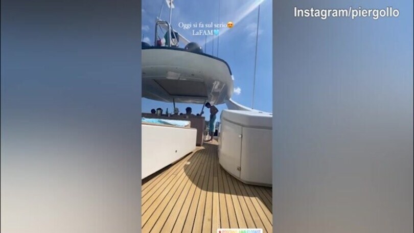 Napoli, giro in barca con amici per Gollini