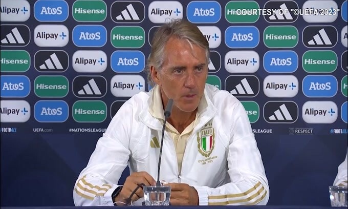 Mancini scherza: "Fortuna che il Napoli ha preso l'allenatore..."